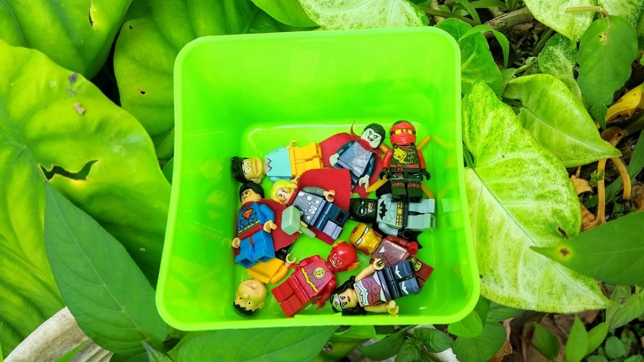 Menemukan Mainan Lego Batman, Superman, Ironman, Thor, WonderWoman, The Flash, Ninjago, Suneo, Giant