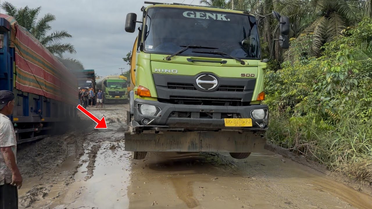 Truck Sampai Terbang, Galang-galang Lepas Dan Hancur