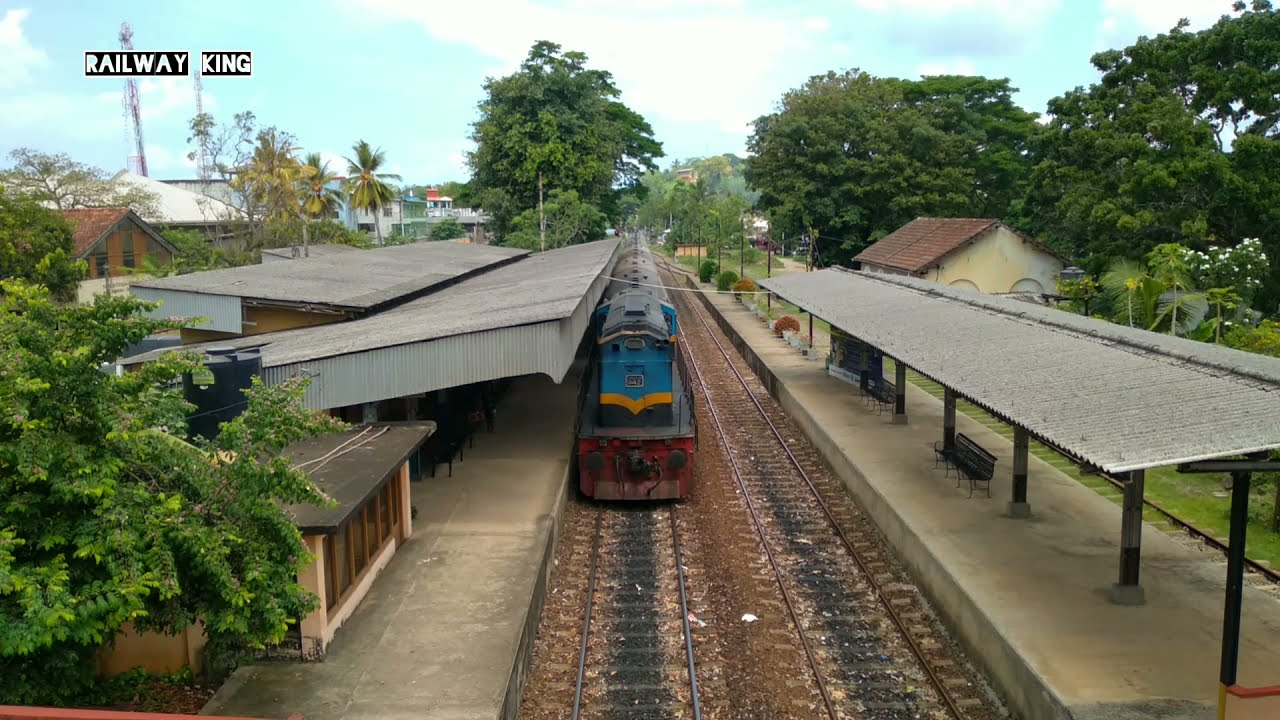 Beliatta Experes train To weligama Railway station///Sri Lankan Railway king #weligama #Railway