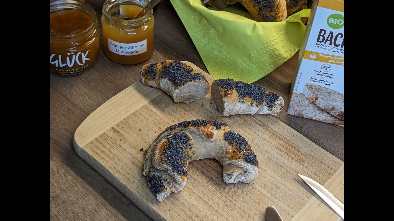 Mohnh&ouml;rnchen f&uuml;r das Sonntagsfr&uuml;hst&uuml;ck aus hellem Dinkelmehl