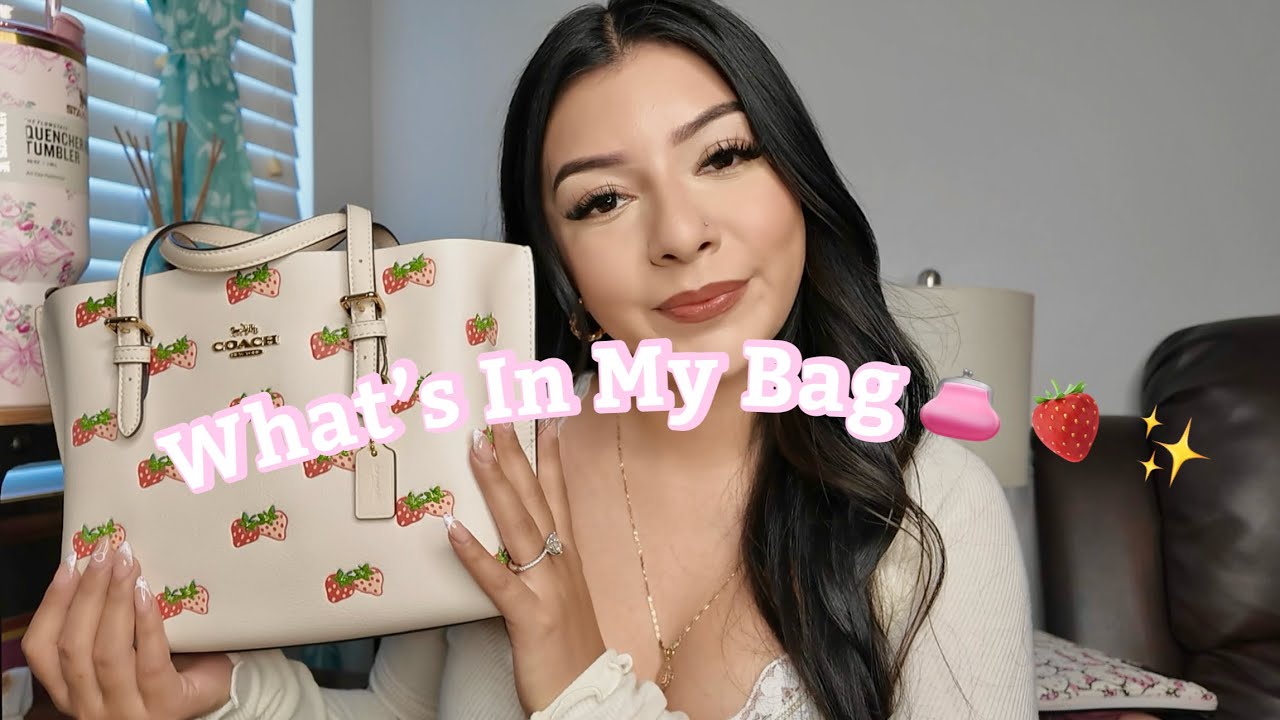 What’s in my bag👛🍓