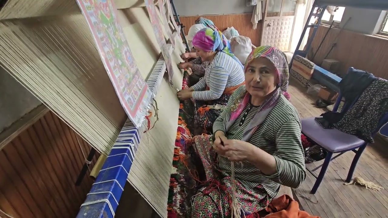 DEMİRCİ'de MİTHATPAŞA MAHALLESİNDE HALI ATÖLYESİNDE HALI DOKUYAN KADINLAR İLE SOHBET 2024