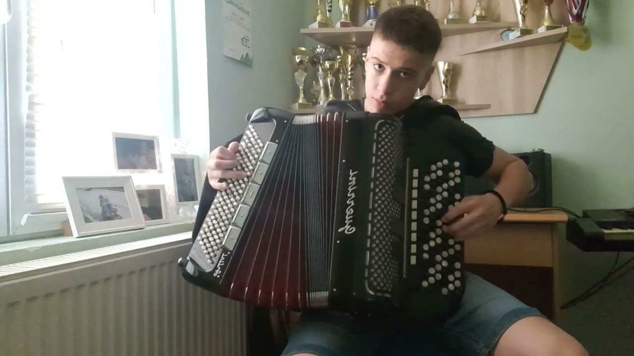 U znak sećanja na majstora harmonike pokojnog Dzogulu... Igrao se harmonski, mene je oduševio