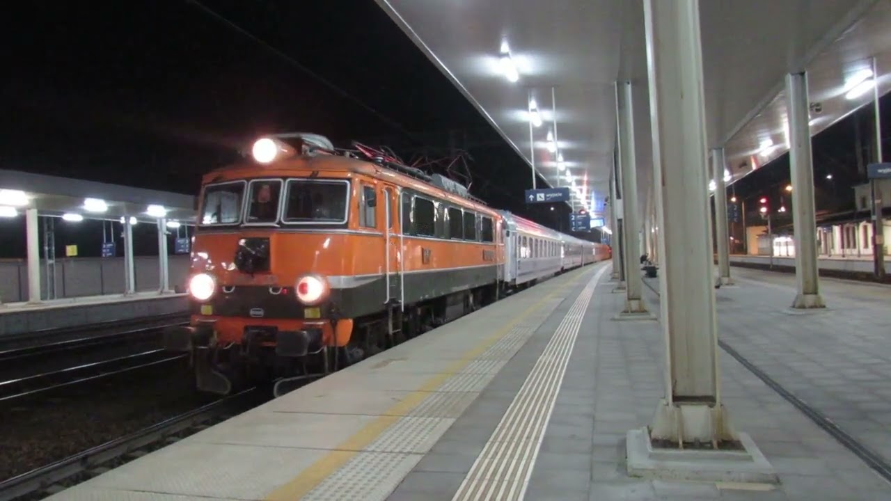 Zielono-pomarańczowa ósemka EP08-001 ,,Świnka'' z Pułaskim z Poznania Głównego do Krakowa Głównego.