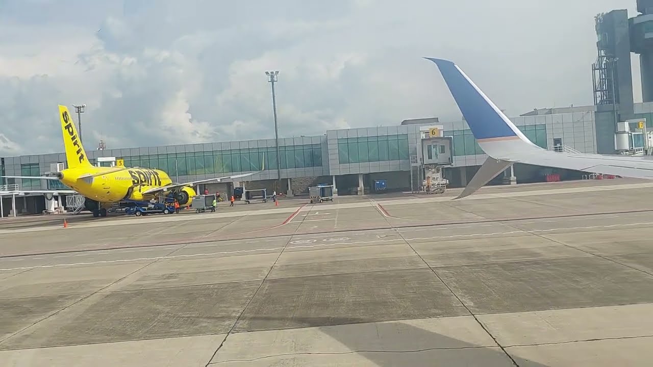 Boeing 737 de COPA Despegando del aeropuerto Ernesto Cortissoz de Barranquilla, la bella