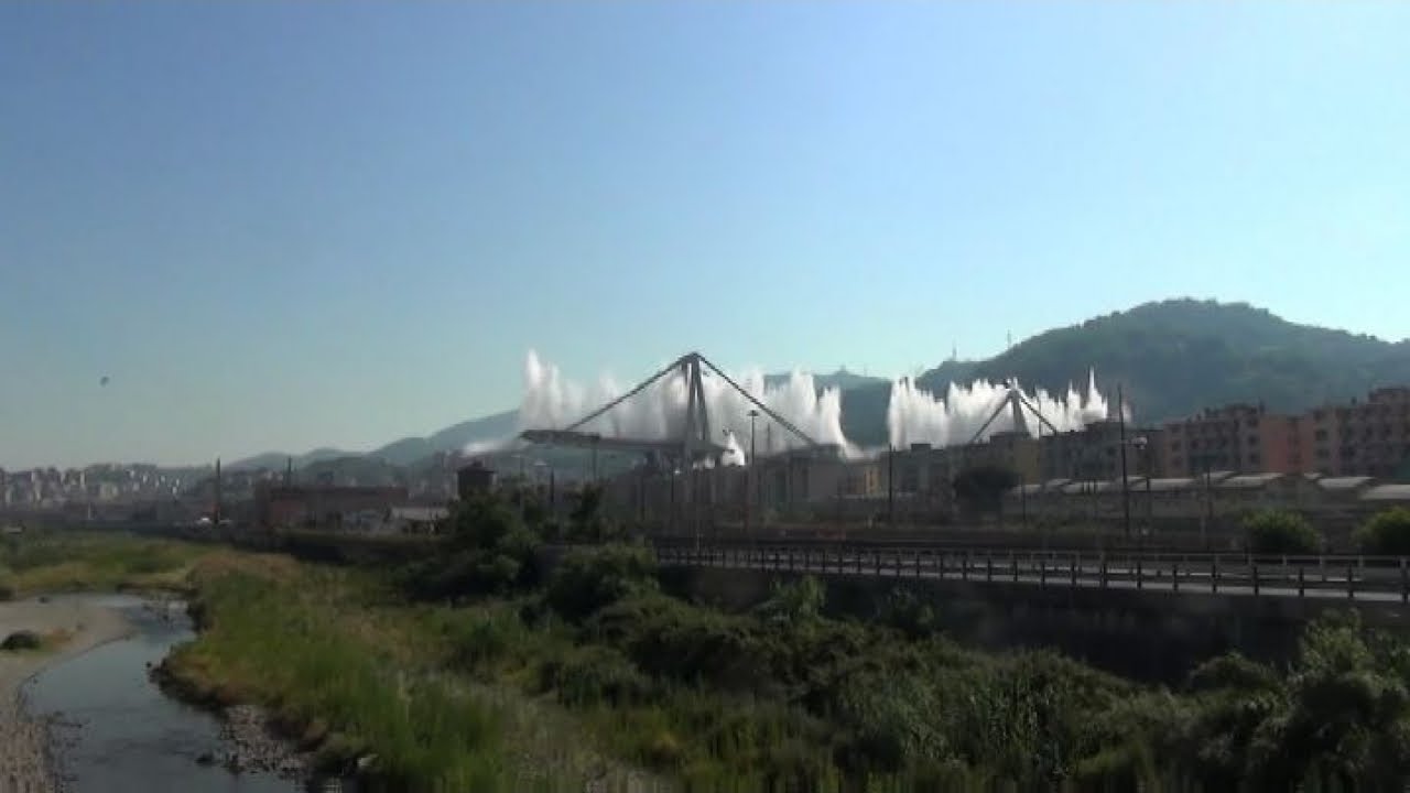 Genova, demolito il Ponte Morandi. Bucci: operazione senza eguali
