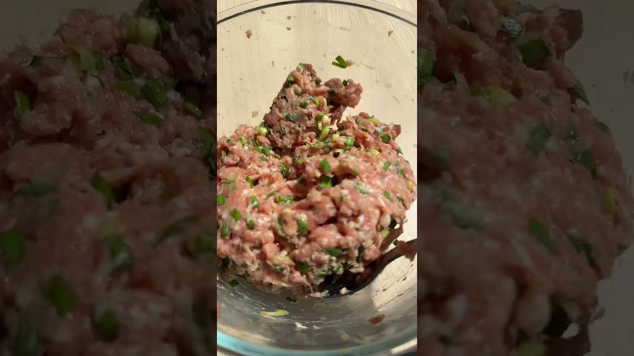 Хрустящие свиные пельмени с зеленым луком в рисовой бумаге