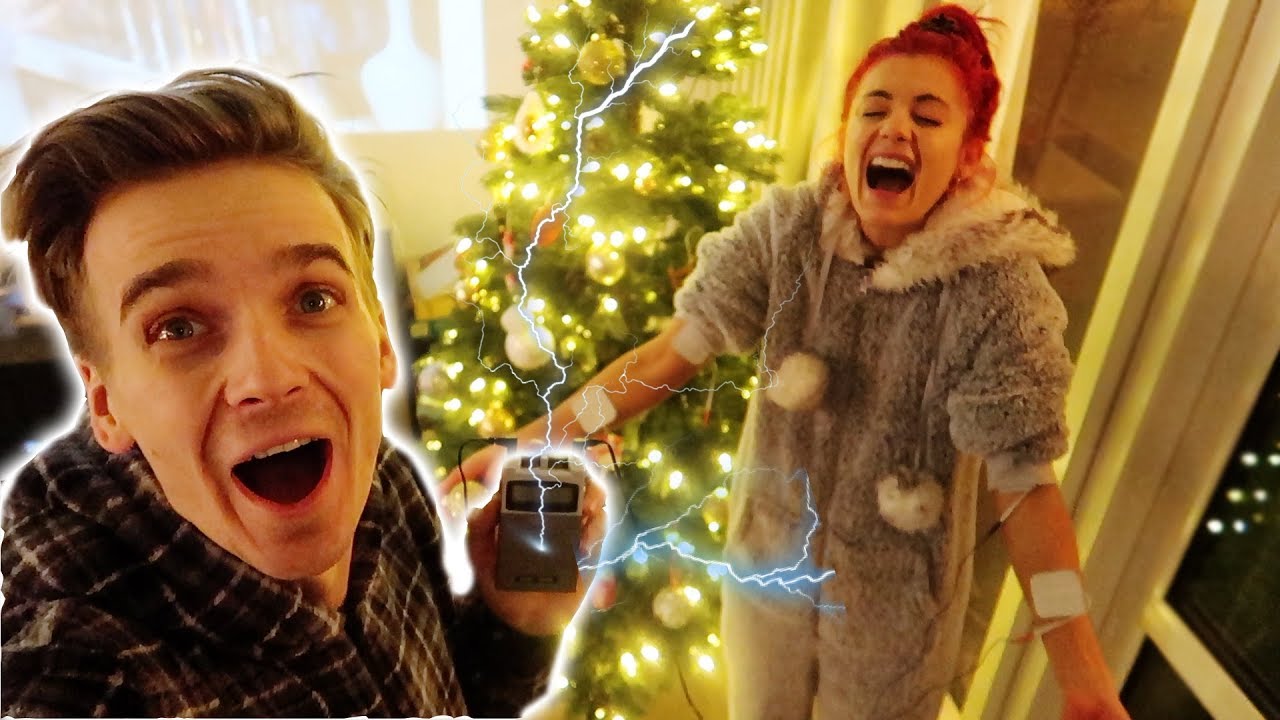 DECORATING THE TREE WITH A SHOCK MACHINE