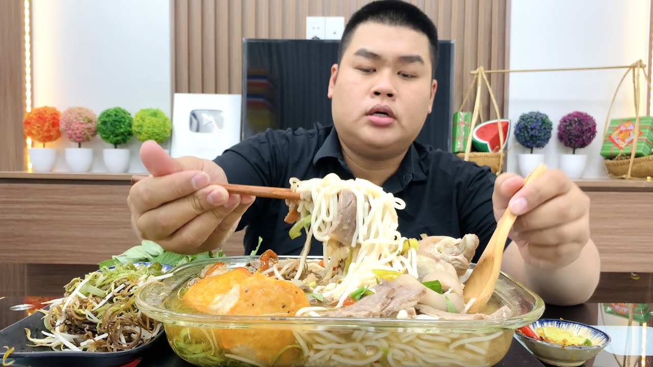Tô Bún Bò Quá Cỡ Hoảng Hồn Với Rất Nhiều Topping Và Câu Chuyện Thật Hài | Tập 261