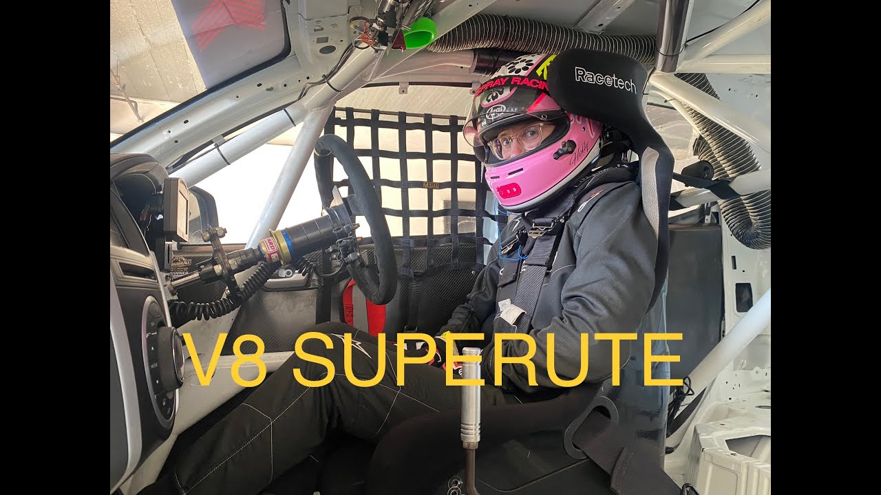 Холли тестирует V8 SuperUtes на автодроме Sydney Motorsport Park. Это Isuzu DMAX с двигателем LS3...