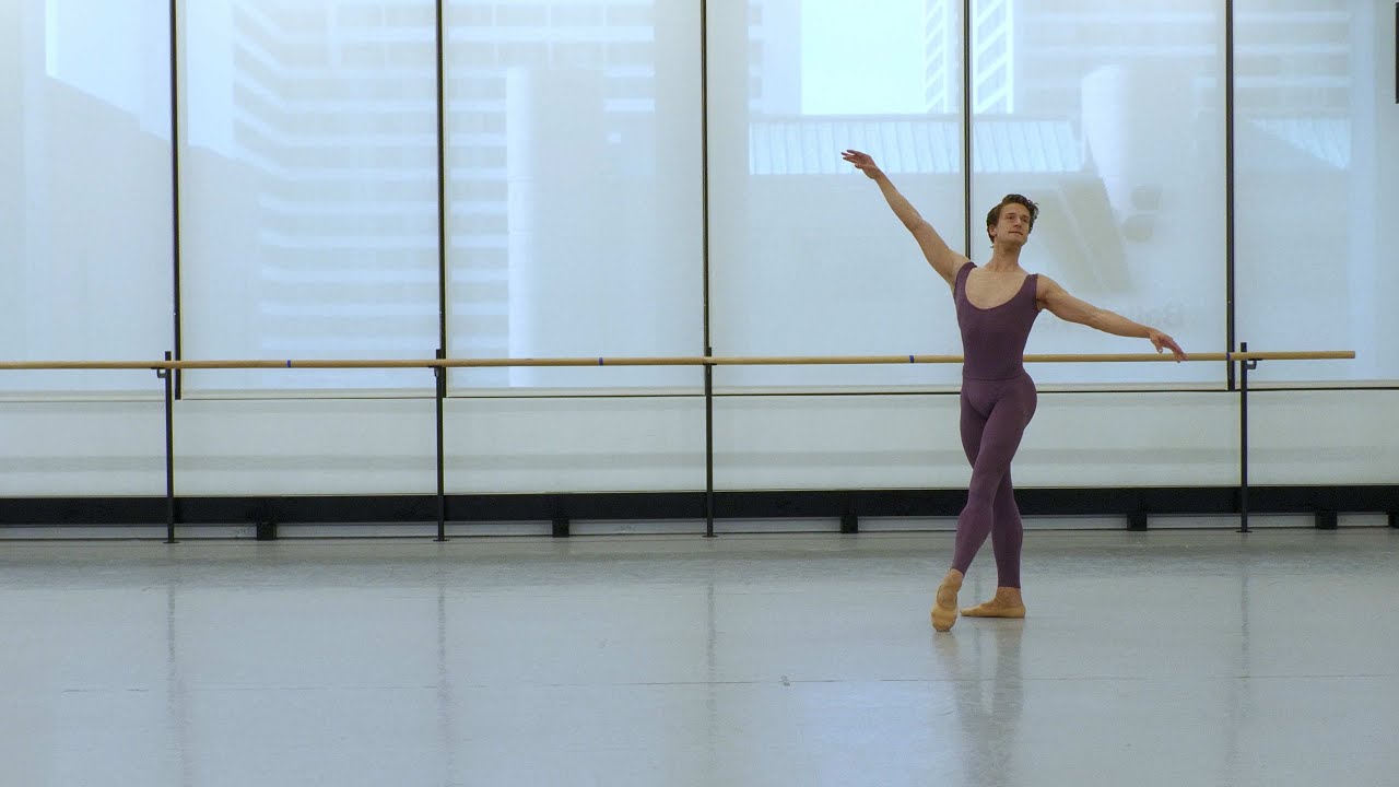 Brisé Volé | Ballet West Glossary