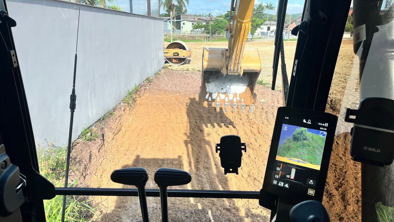 Limpeza remoção barro gordo no lote do aterro . Cat 316