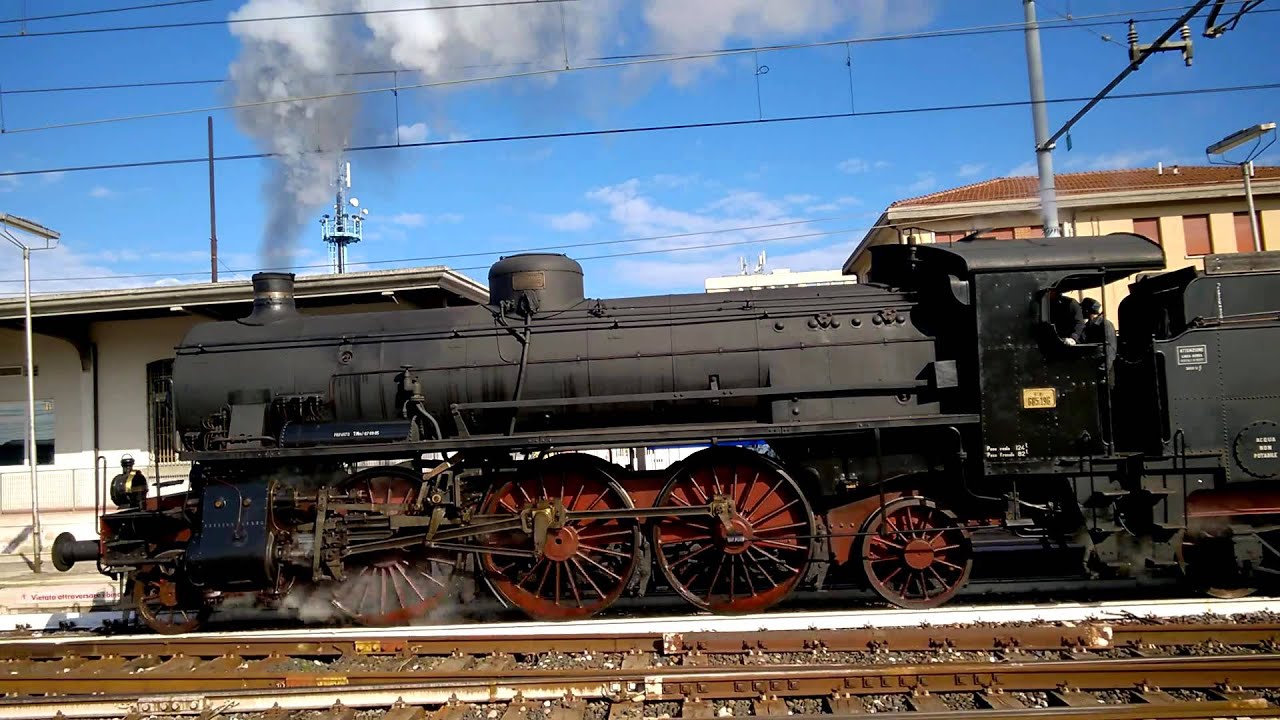 Locomotiva a vapore 685 in partenza da Verona Porta Nuova20/9/2015)(Verona) il 20/9/ 2015