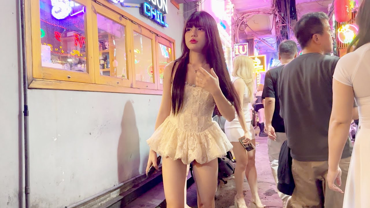 How is Vietnam Hochiminh city nightlife street? So many pretty ladies! vlog ep 1368