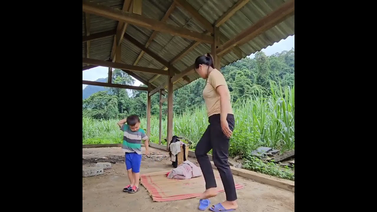 🌿 A Stranger’s Gift: Single Mother Receives Land to Build a Home in Village Life #poor#singilmother 