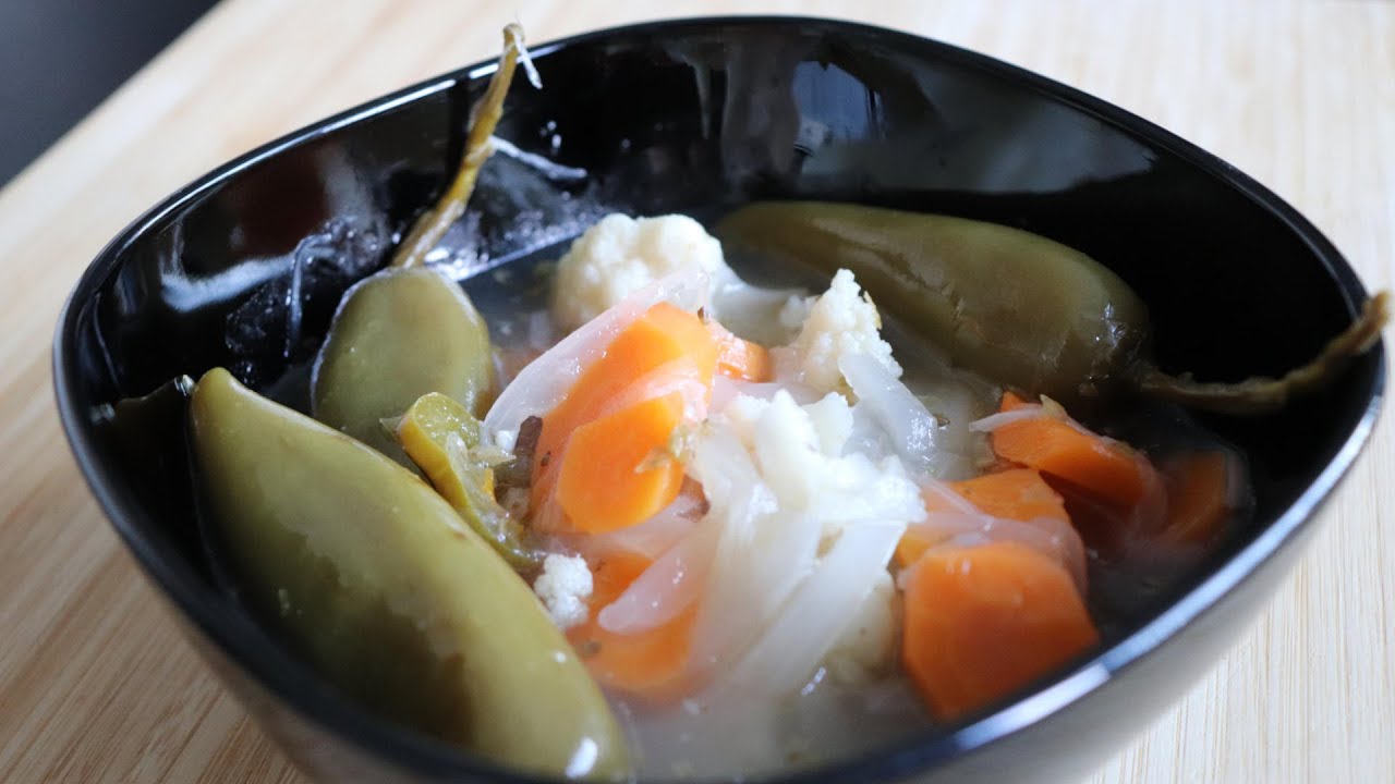 Homemade Pickled Jalape&ntilde;os (Jalape&ntilde;os en escabeche)