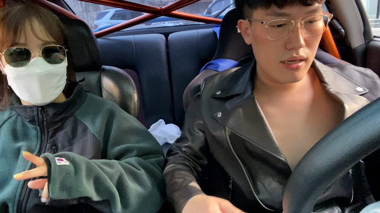 차를 선물받고 감동한 여자친구