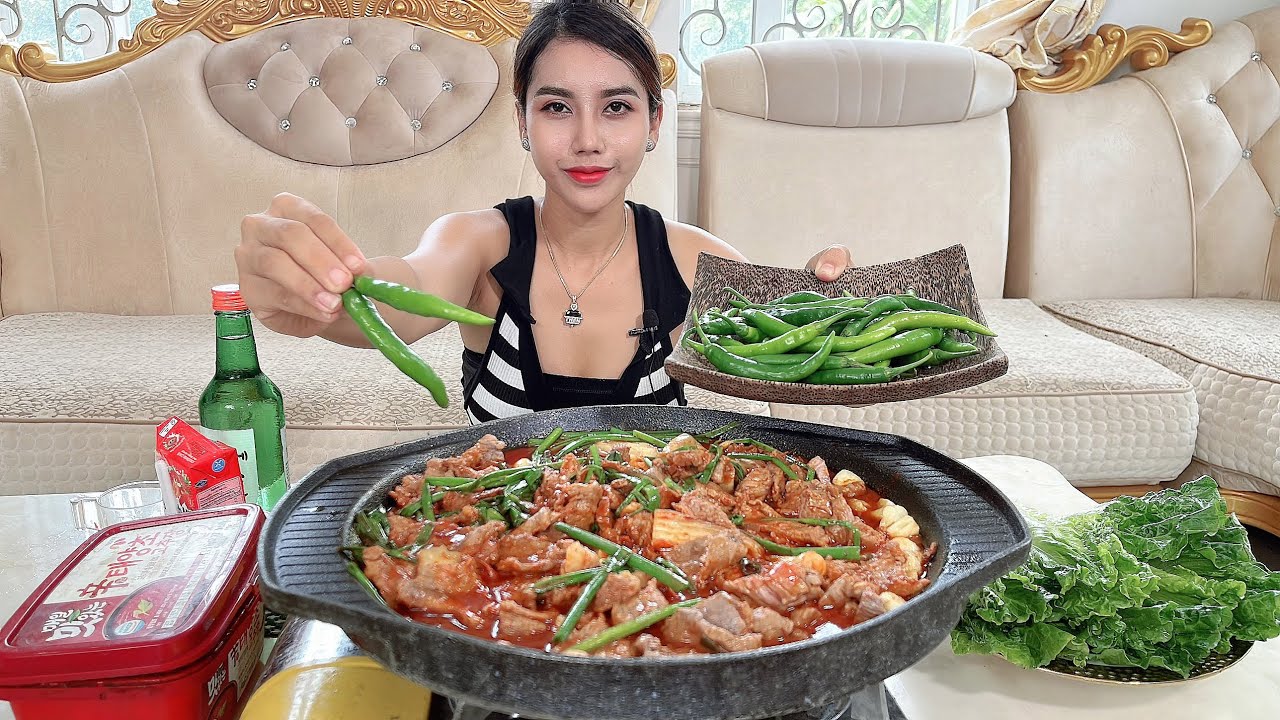Cook and eat Korean food beef fried with Kimchi - Cook and eat