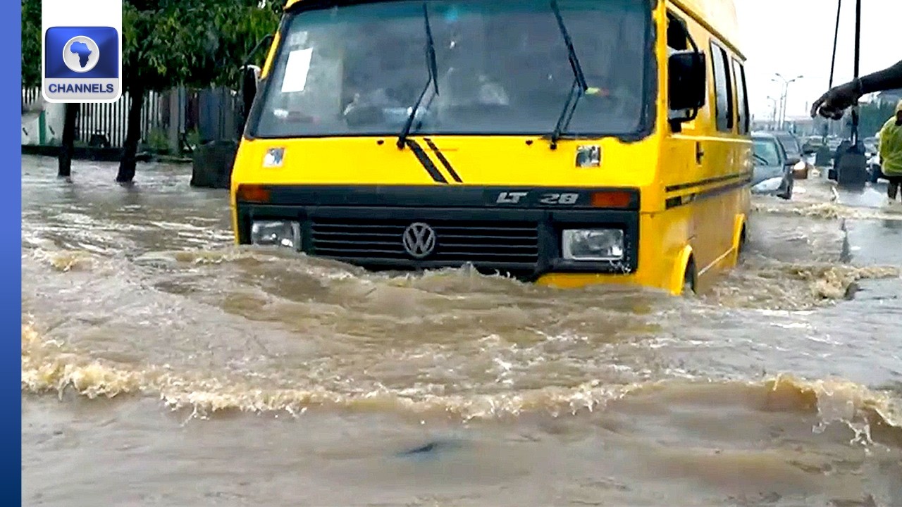 Лагос ушел под воду после утреннего ливня