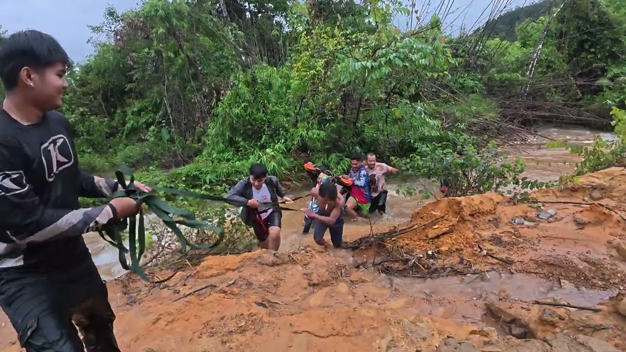 រកម៉ូតូក្នុងទឹក