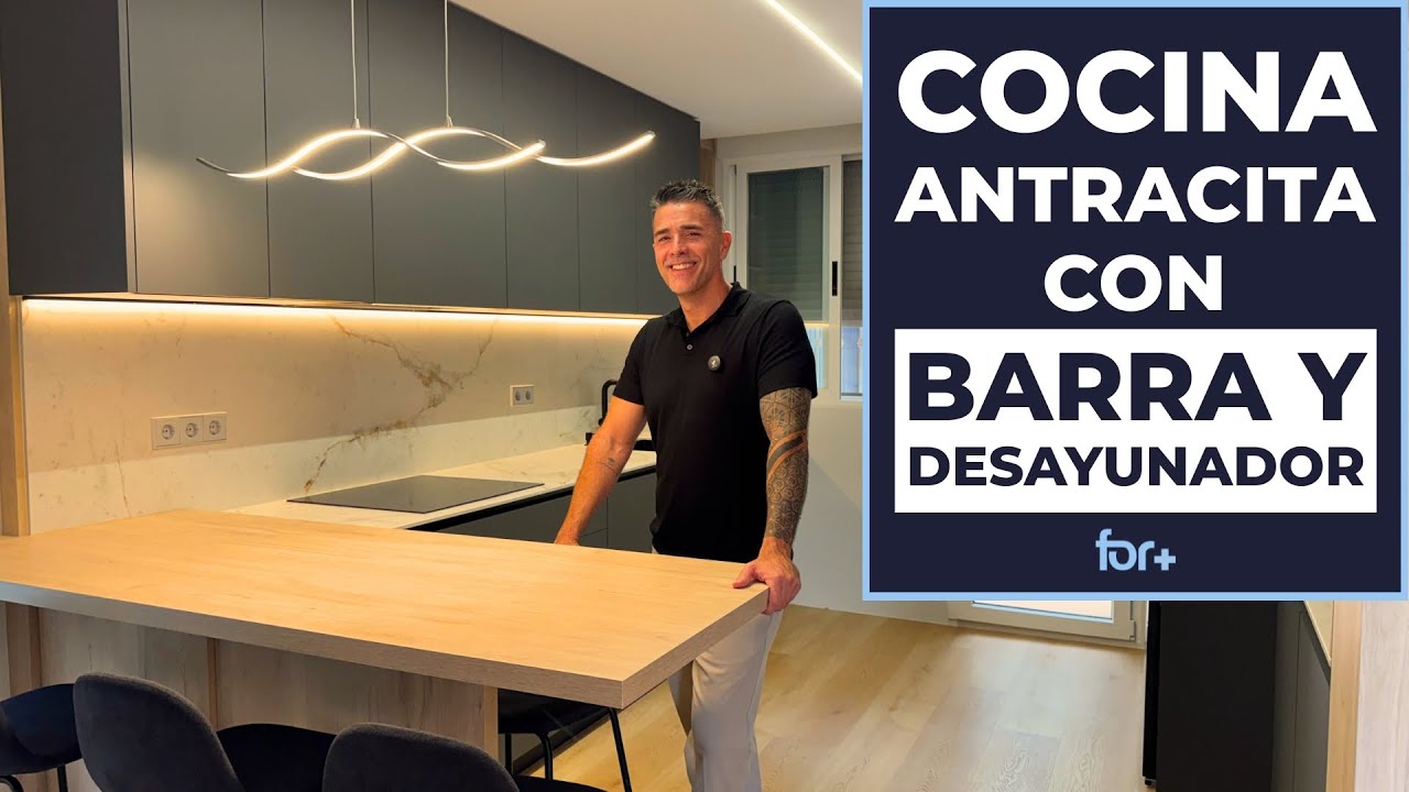 🏡 Cocina antracita abierta al salón con barra para 5 y solución a un problema de ventana