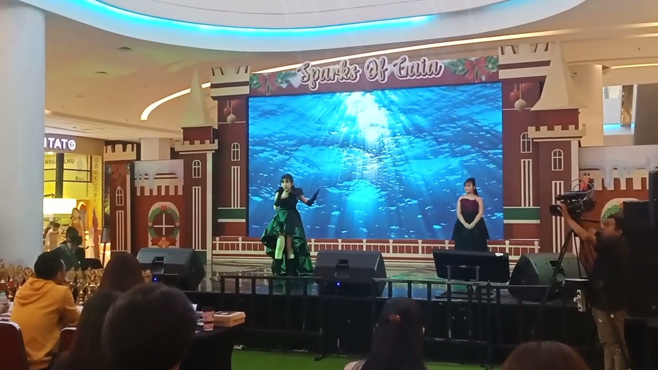 Acara pentas seni kuning agung live music menyanyi di center atrium gaia bumi raya city mall 
