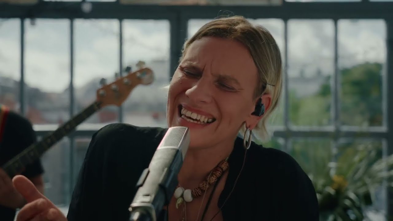 Nika Ganga - Isn't it ok? (Live performance)