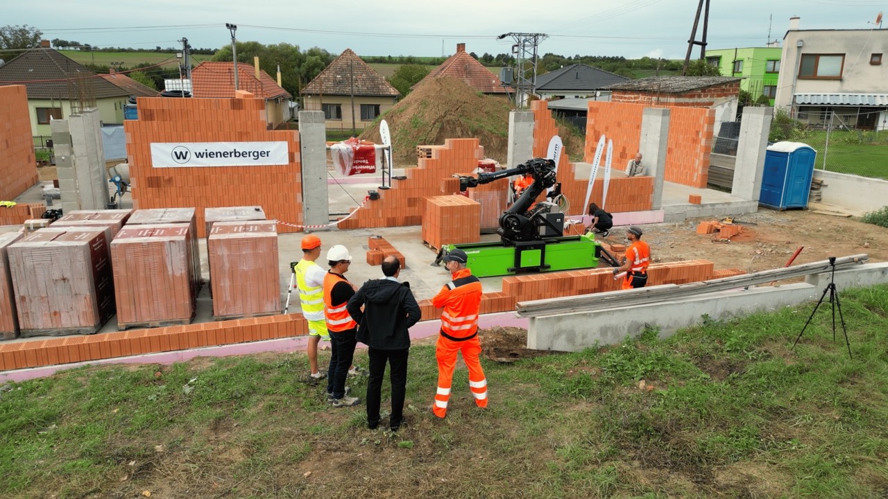 Prvé robotické murovanie na Slovensku - murovací robot WLTR | wienerberger
