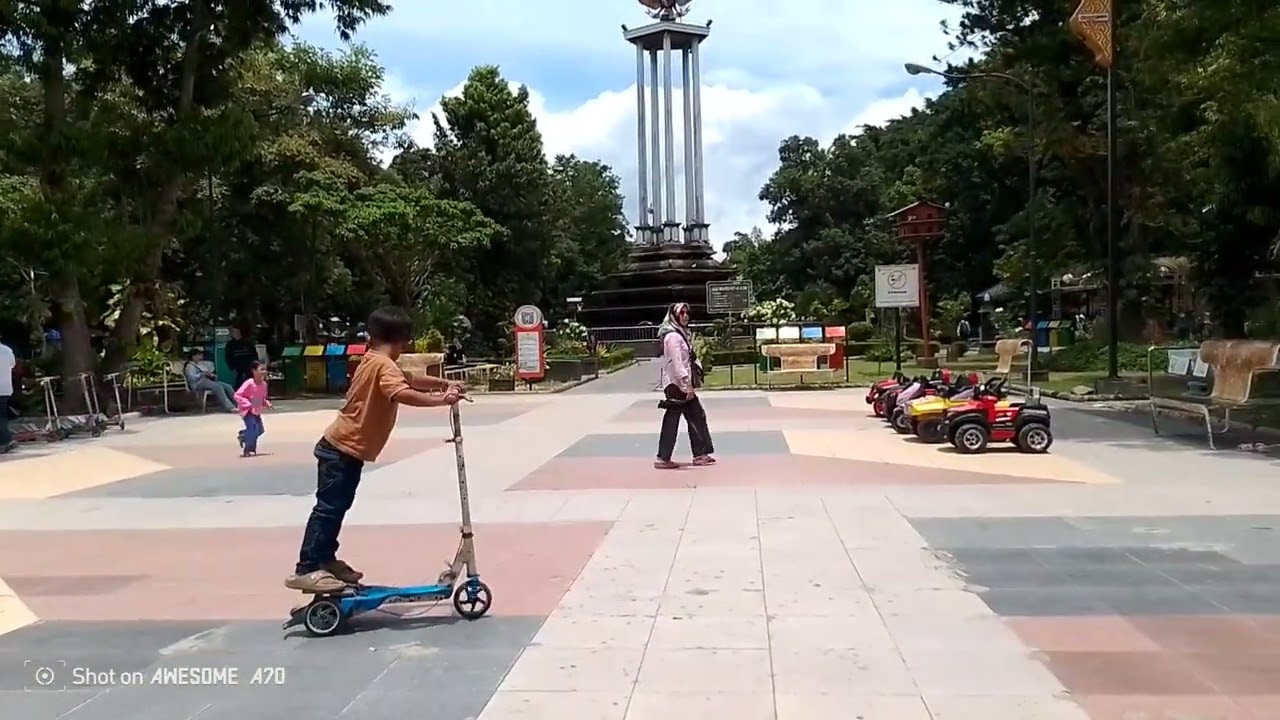 Siang hari di seputaran aloon-aloon Tulungagung Bazar Kamar Dagang dan Industri ( KADIN ) 2026