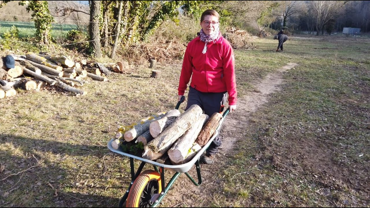 Mel signe un CDI en tant qu'ouvrier-maraîcher à Lodève
