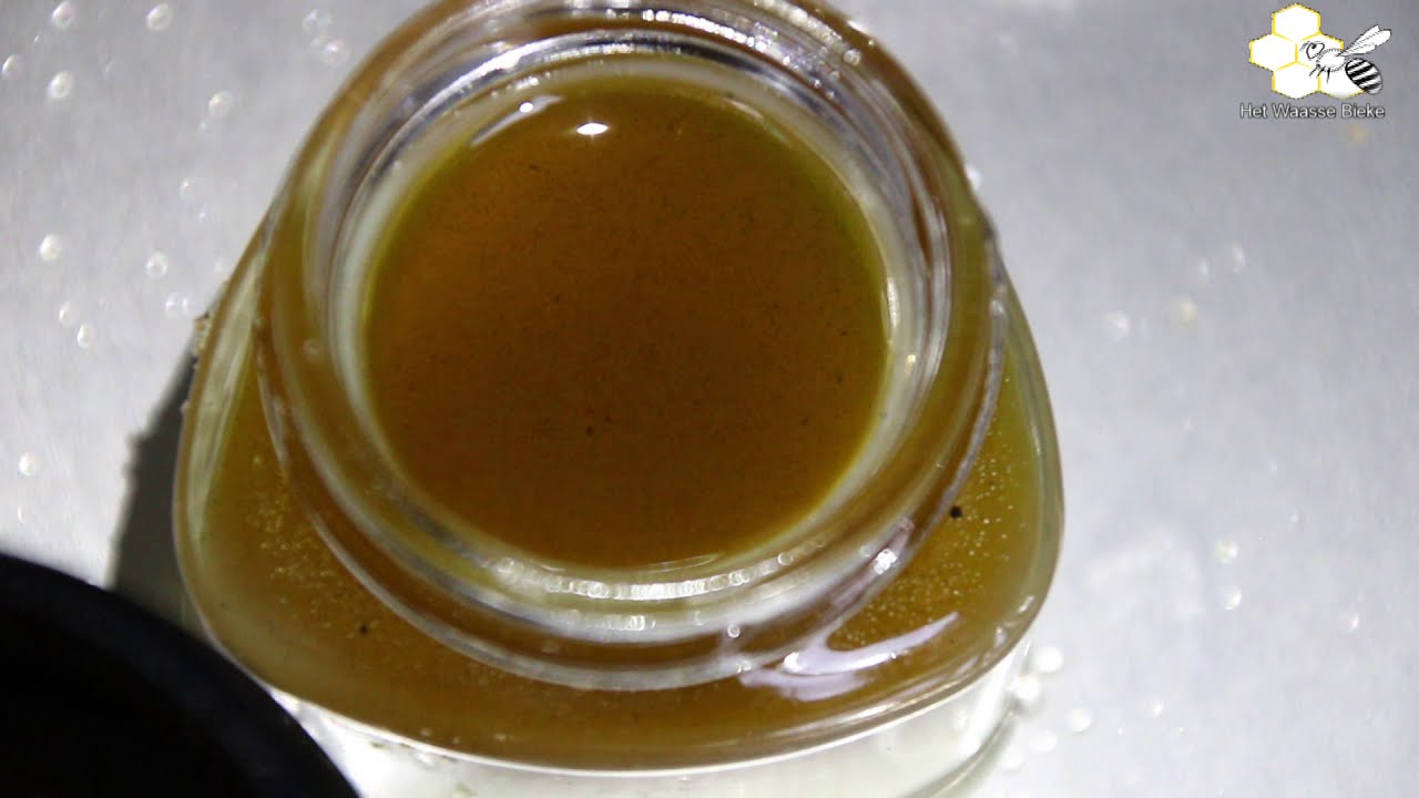Zalf en kaarsen maken van bijenwas en propolis