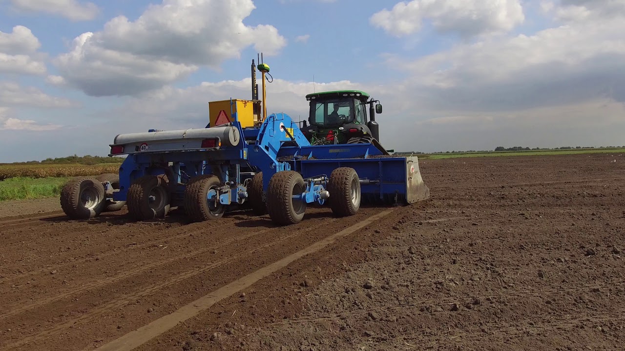 Loonbedrijf van Diepen aan het kilveren met GPS.