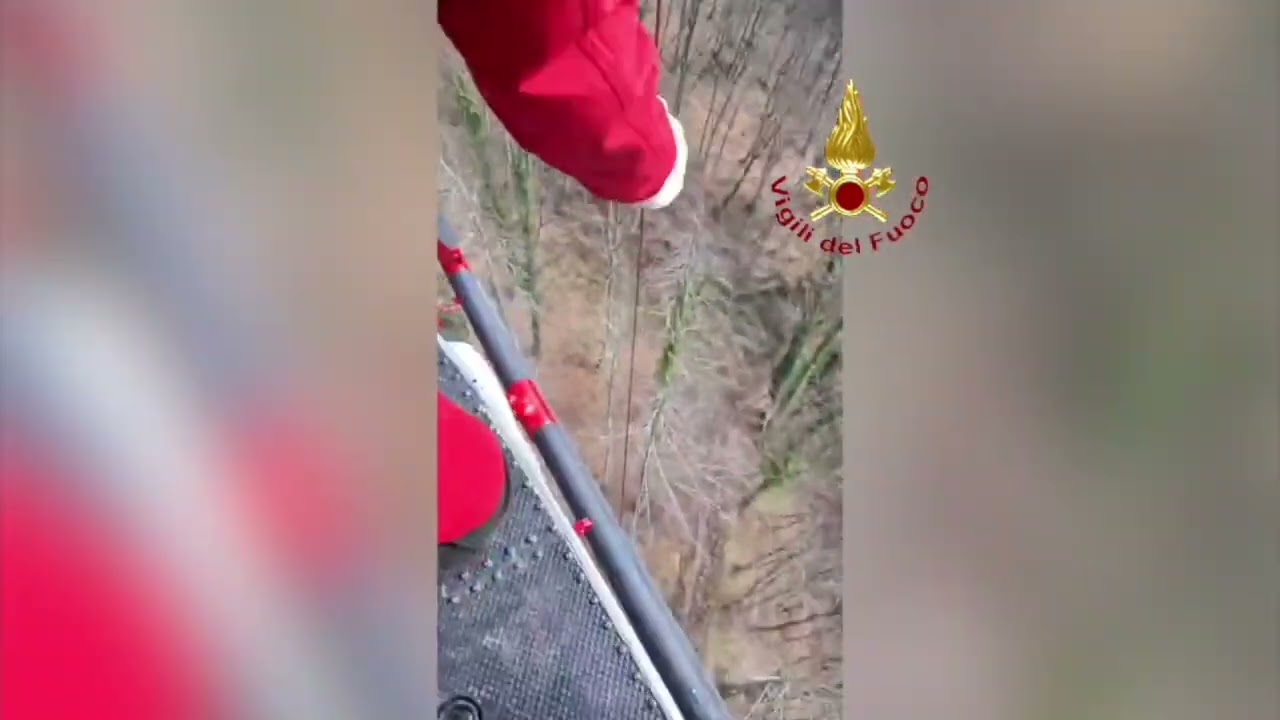 VF soccorrono un bambino, suo padre e il loro cane (Badia Tedalda, Arezzo)