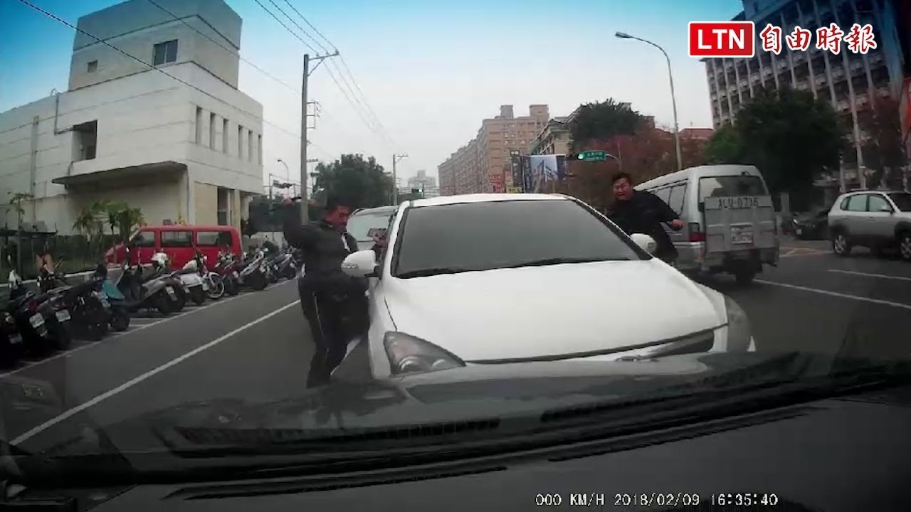 刑警當街敲破車窗揪車手 民眾拍手叫好
