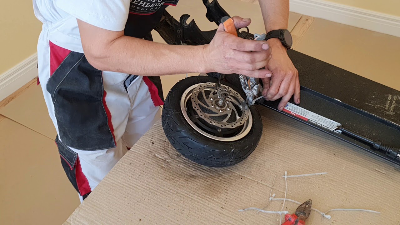 Minimotors Speedway 5. Замена покрышки на заднем колесе.