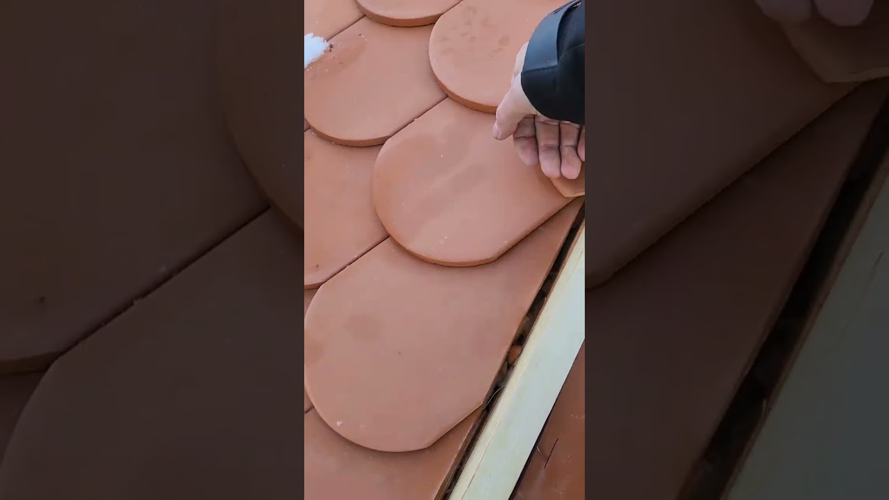 Firsten auf Grat setzen - Reiter bei Biberschwanzdach legen - Biberdach in Schönbach bei Colditz