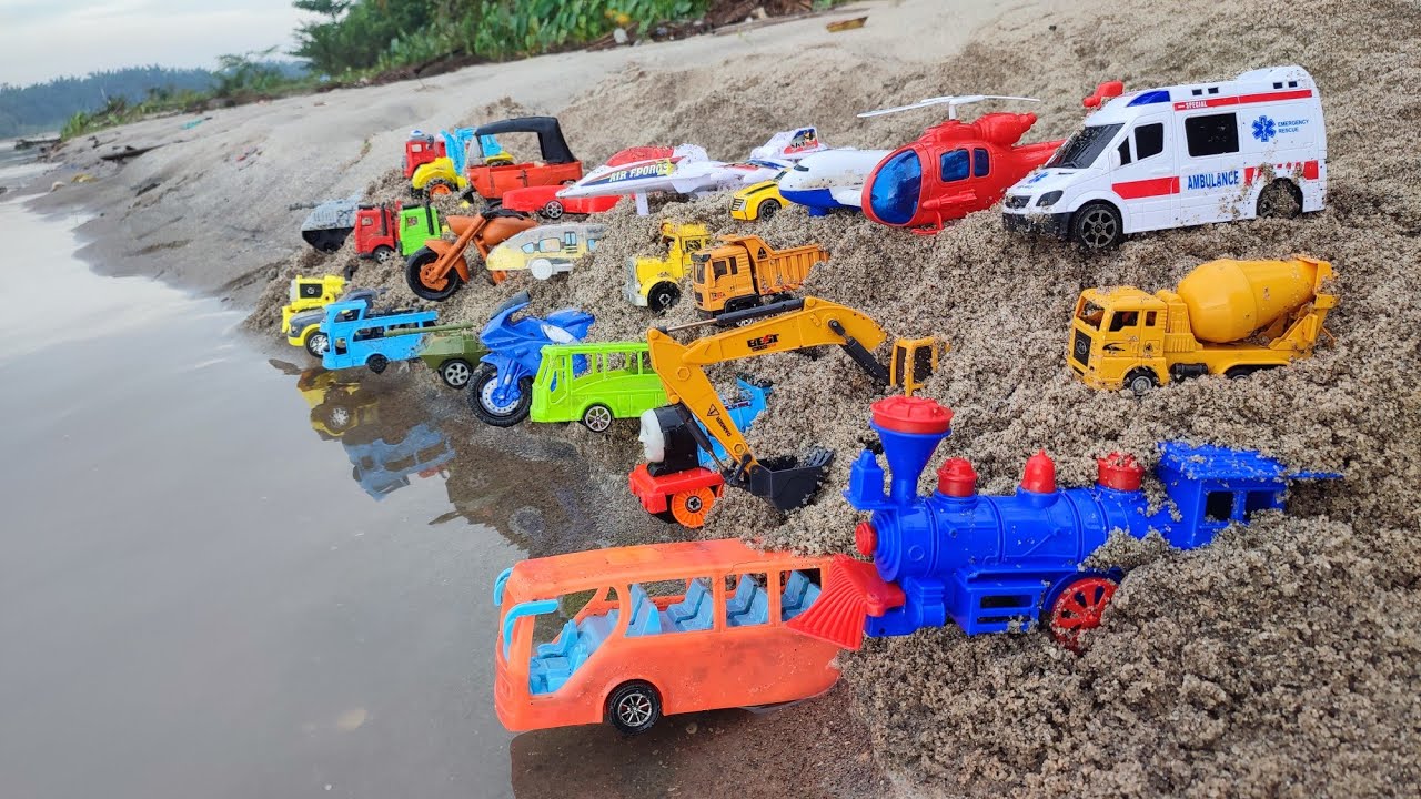 Menemukan mainan mobil balap, truk molen, tank baja, kereta api, excavator, bus telolet, pesawat.