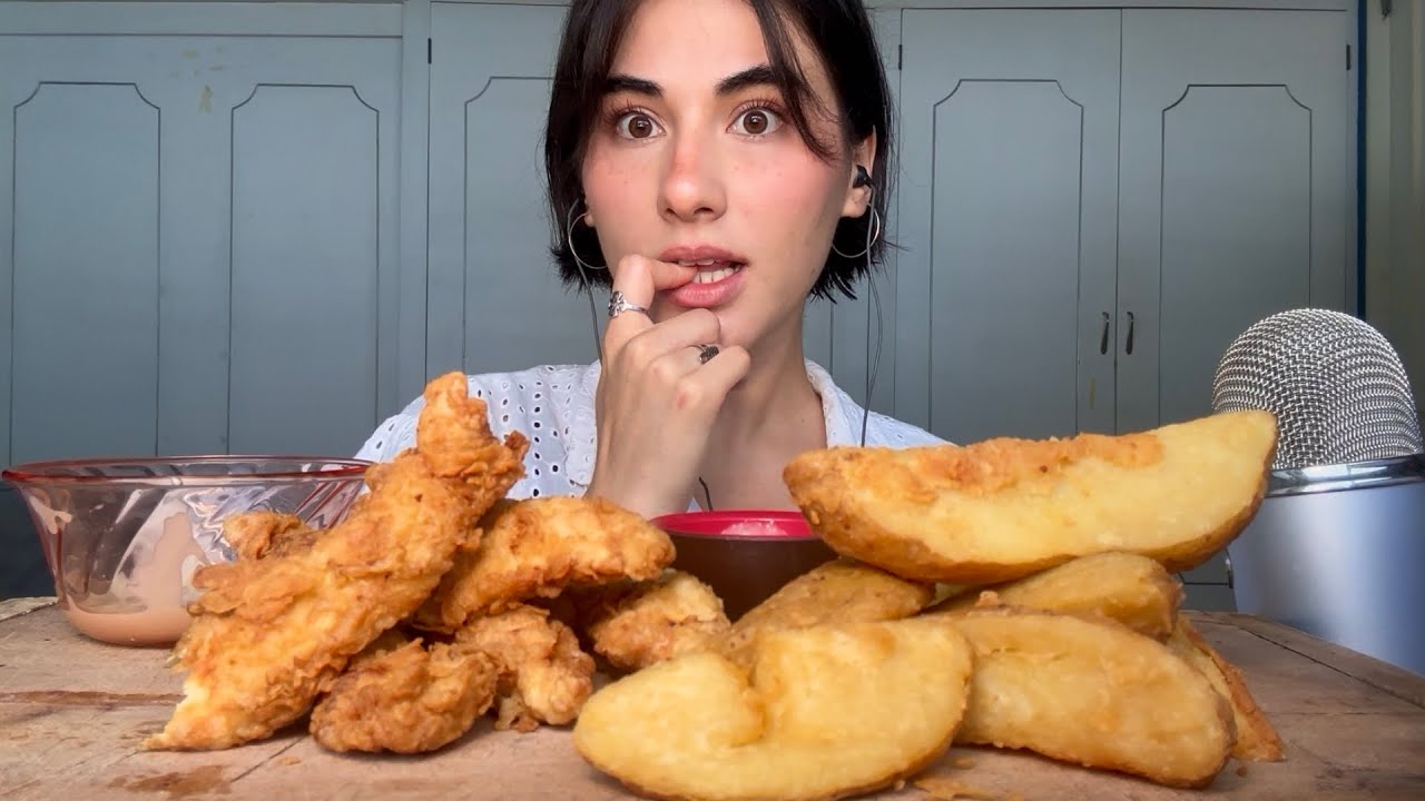 ASMR ♡ COMIENDO DEDITOS DE POLLO (CHICKEN TENDERS) CON PAPOTAS 🍟