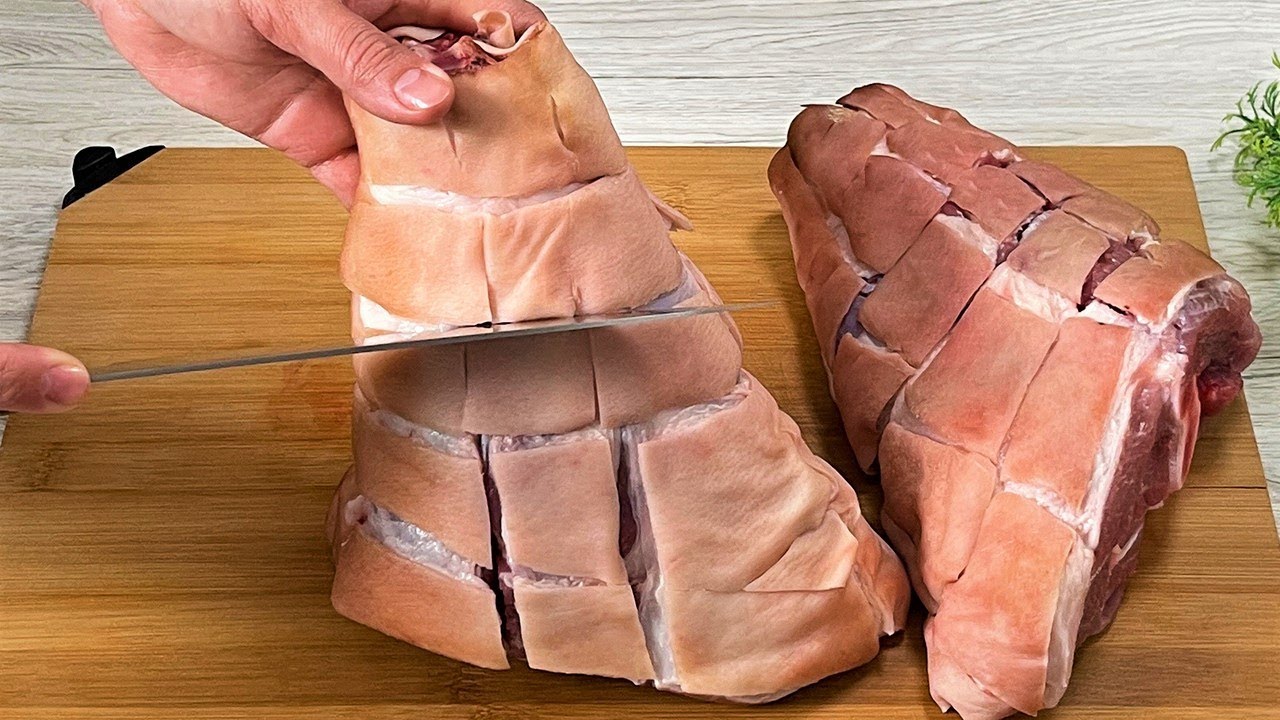Мало кто так готовит свиные рульки! Вкусный ужин из самых простых продуктов!