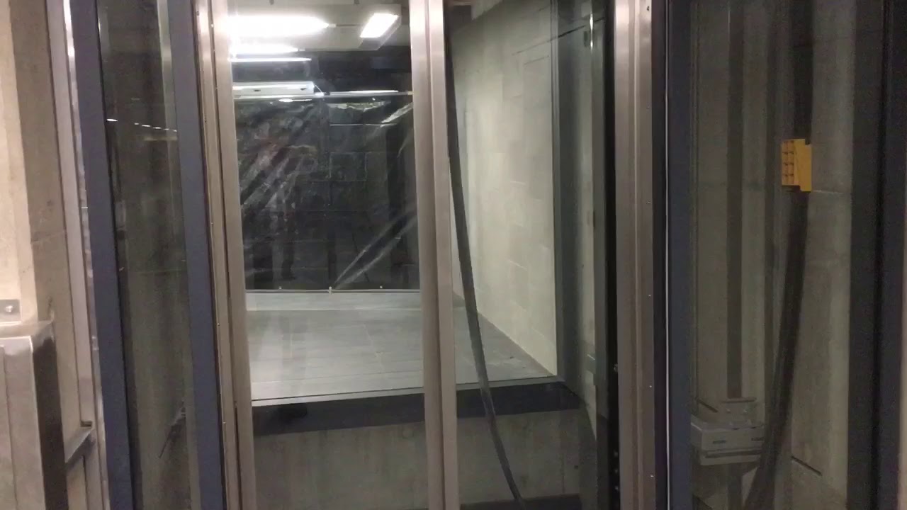 Glasaufzug Liftfabrik im U-Bahn Hamburg Hauptbahnhof Süd (U1)