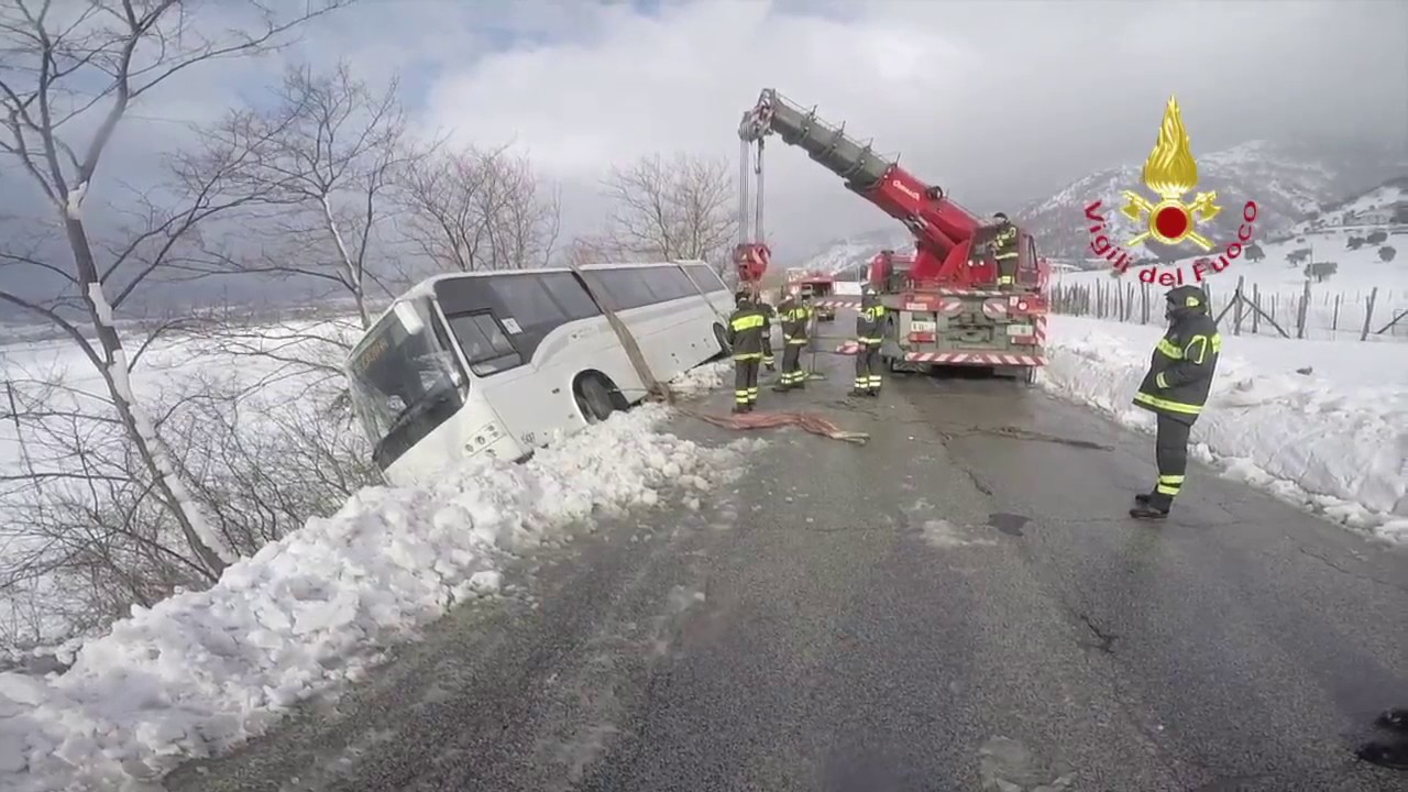 Autobus fuori strada a Sigillo. Il recupero dei Vigili del Fuoco