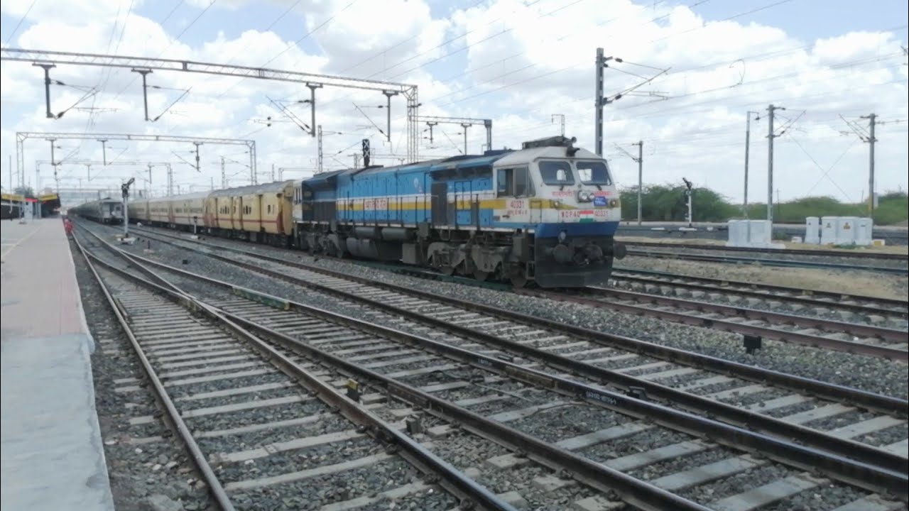 19575/ओखा-नाथद्वारा साप्ताहिक एक्सप्रेस Okha - Nathdwara Weekly Express departure from surendranagar
