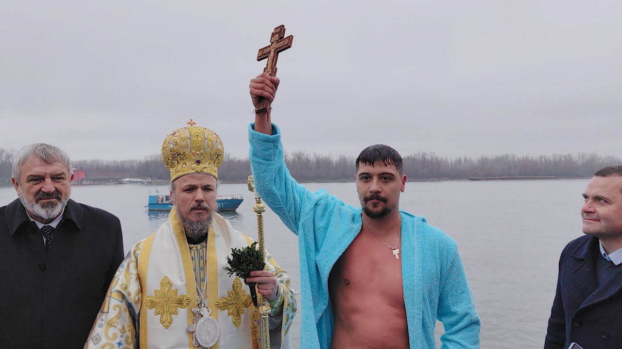 Ултраплувецът Теодор Цветков извади Богоявленския кръст от Дунава в Русе