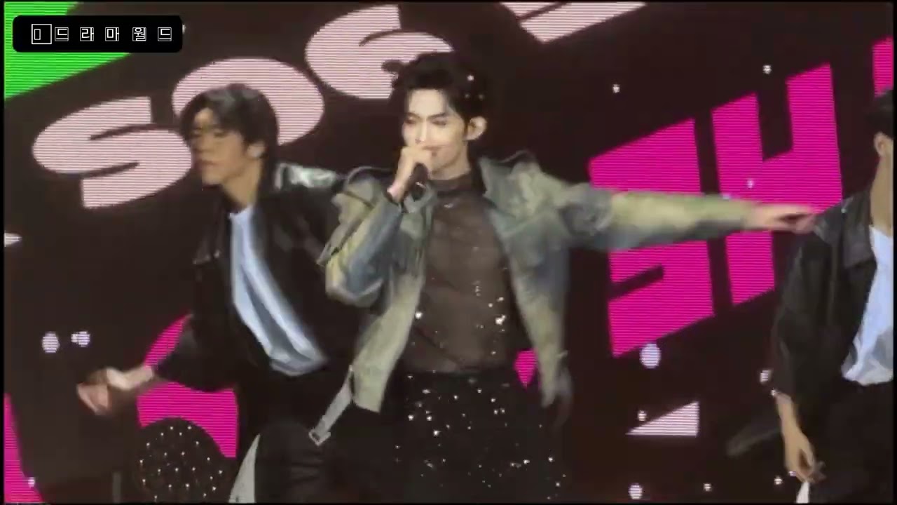 [Yunyi|Concert Day 3] Rose Boy  During the talk segment, the crowd chanted 'kiss!'  Shine,Bet on Me 