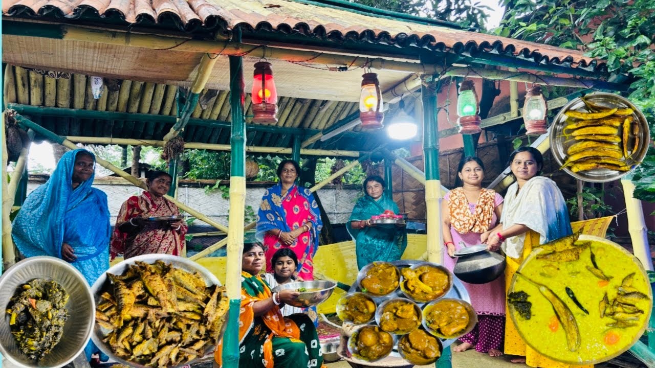 এত বৃষ্টি তার মধ্যে সবাই মিলে খিচুড়ি মুরগির মাংস মাছ ভাজা বেগুন ভাজা আর টক শাক আজ জমে গেছে//