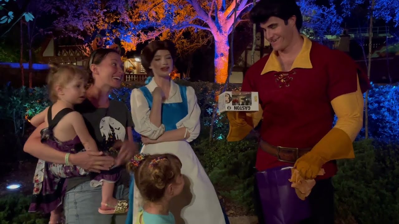 Halloween Gifts! Belle and Gaston are THANKFUL! Pluto goes Crazy! Mickey and Minnie's HUGE reaction!