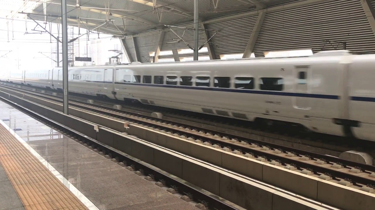 Chinese High Speed rail ---- CRH 2B passing by @~250km/h