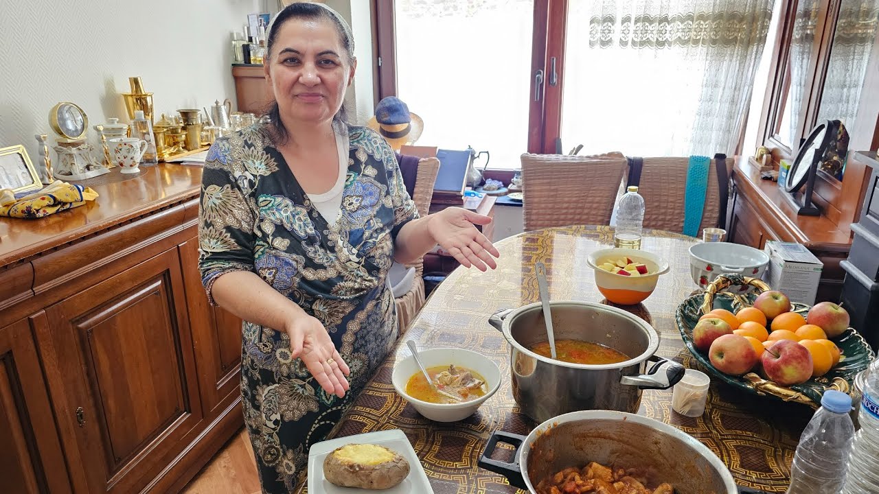 Astăzi am pregătit ceva bun, cartofi umplute cu mazarela și brânză, ciorba și tocăniță .