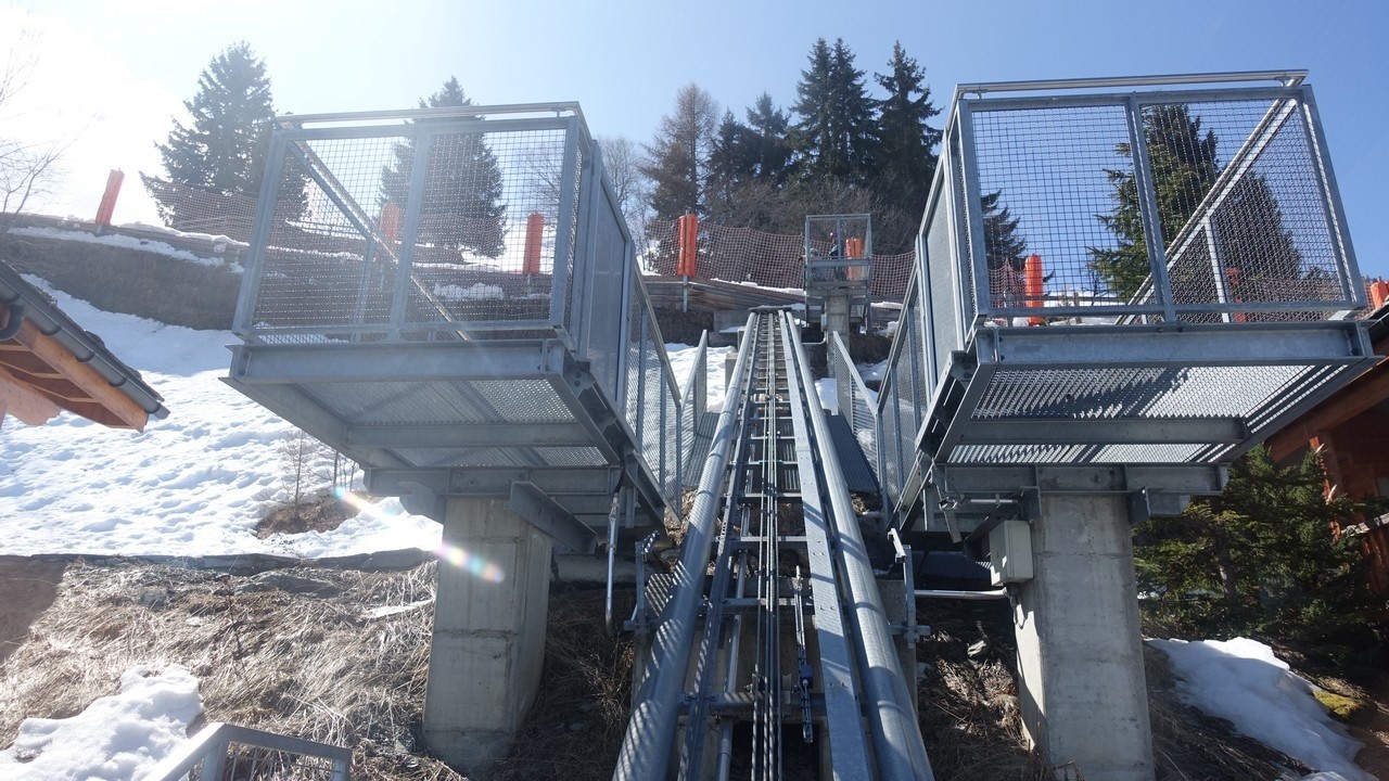 Moderner Schräglift in La Tzoumaz Wallis