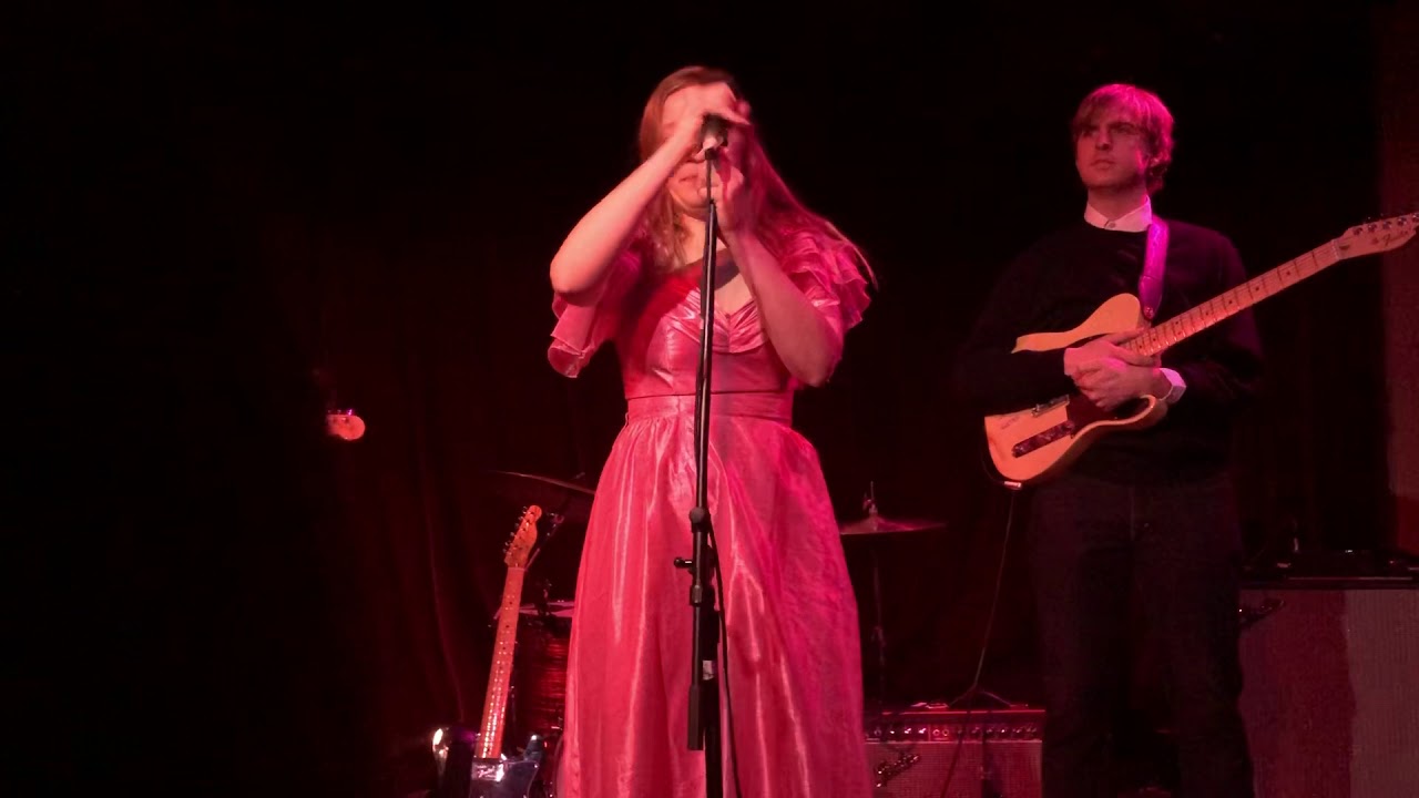 Julia Jacklin - I’m with You (Avril Lavigne cover live) - Ace of Cups - Columbus, OH 11/14/19